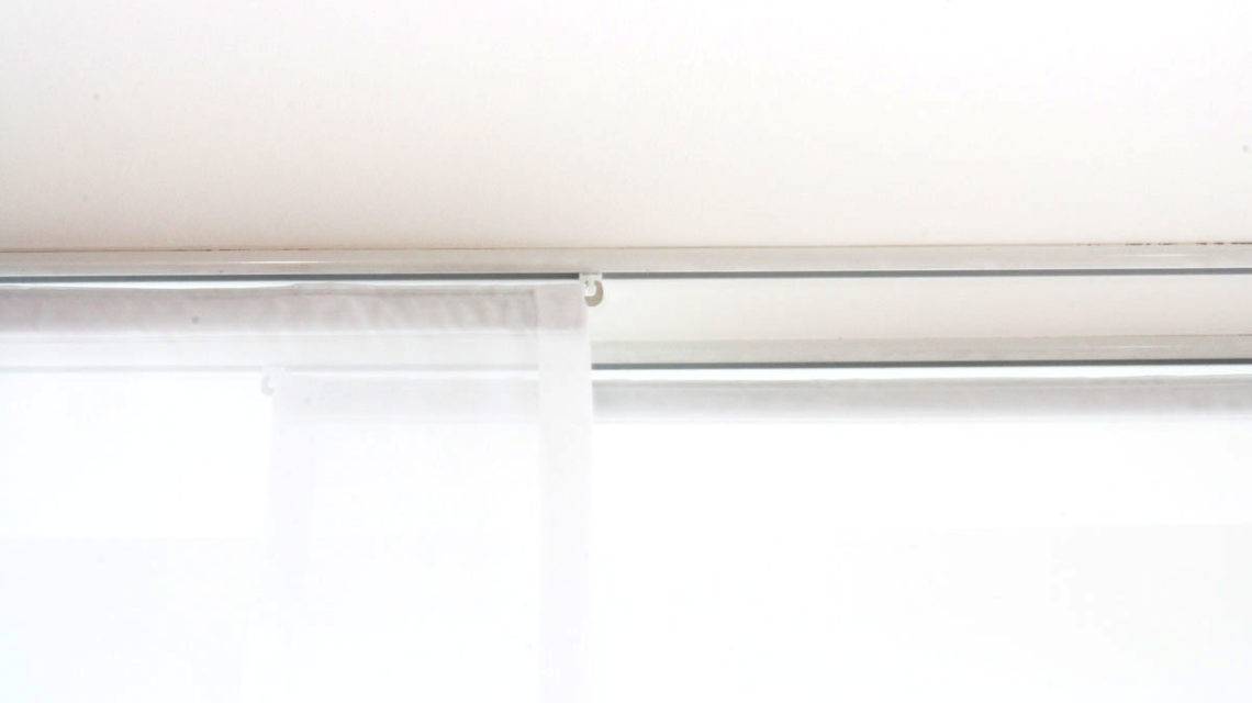 Vorhangschiene VS-57 in weiss: Zwei schlichte Aluminium-Läufe zur Selbstmontage.