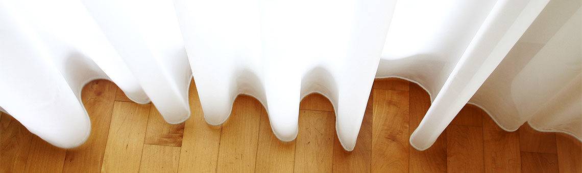 Weisse Vorhänge nach Mass.